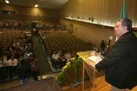 Guadalupe Acosta, durante su discurso de despedida como líder interino del PRD, ayer en el teatro Venustiano Carranza