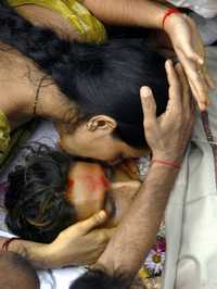 Una mujer besa en el funeral a su hermano muerto en el ataque a la capital financiera de India