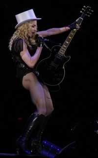 La llamada reina del pop demostró a los más de 60 mil asistentes al Foro Sol lo erótico y seductor que puede ser manipular una guitarra en el escenario