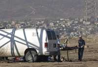Paramédicos del DIF de Baja California durante el desalojo de los nueve cadáveres hallados ayer en un lote baldío en la fronteriza ciudad de Tijuana