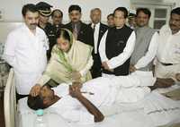 La presidenta india, Pratibha Patil, visitó ayer un hospital de Bombay donde son atendidos algunos lesionados de los atentados de la semana pasada.