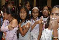 Con caras de susto y risas nerviosas, decenas de adolescentes de entre 11 y 13 años recibieron ayer la vacuna contra el virus del papiloma humano