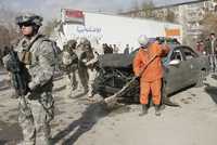 Soldados ocupantes acordonaron la zona donde el pasado 27 de diciembre un atacante suicida hizo estallar su automóvil cerca de la embajada de Estados Unidos en Kabul