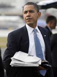 Barack Obama, presidente electo de Estados Unidos, espera tomar su vuelo, anteayer en el aeropuerto de Filadelfia, Pensilvania