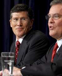 Los presidentes de Merrill Lynch, John Thain, y de Bank of America, Ken Lewis, ayer en conferencia de prensa en Nueva York