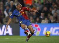 El francés Thierry Henry anota uno de los tres goles que hizo durante el partido en que su equipo, Barcelona, derrotó 4-0 al Valencia