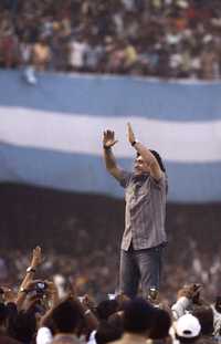 Diego Armando Maradona agradece las muestras de afecto de miles de aficionados que se reunieron en un estadio de Calcuta, India, para recibirlo