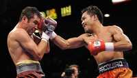 Manny Pacquiao golpea el rostro de Óscar de la Hoya durante el sexto round. Dos asaltos después, el filipino venció al mexicanoestadunidense por nocaut técnico