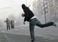 Jóvenes incendiaron tiendas, bancos y supermercados de la avenida Alexandras, en Atenas, y apedrearon a la policía que los dispersó con gas lacrimógeno. El saldo ayer en la capital griega fue de más de 20 heridos