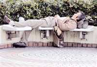 Un hombre reposa en un jardín a mediados de noviembre pasado en Tokio. La segunda economía del orbe entró en recesión por primera vez en siete años durante el tercer trimestre, luego de que la crisis financiera mundial desalentó las exportaciones japonesas