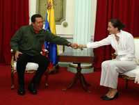 Encuentro entre el presidente de Venezuela, Hugo Chávez, y la colombo-francesa ex rehén de las FARC Ingrid Betancourt, ayer en Caracas, en imagen proporcionada por la oficina de prensa del Palacio de Miraflores