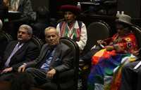 Manuel Aguilera, embajador de Cuba en México (izquierda), y Ricardo Alarcón, presidente de la Asamblea Nacional del Poder Popular de Cuba, junto con parlamentarios indígenas de América, fueron los invitados al salón de plenos de la Cámara de Diputados