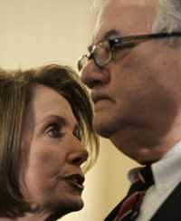 En Washington, la presidenta de la Cámara de Representantes, Nancy Pelosi, platica con el  legislador Barney Frank, presidente del Comité de Servicios Financieros