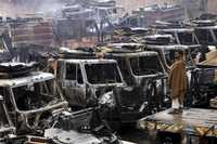 Vehículos calcinados por el atentado del lunes de milicias pro talibán en las afueras de Peshawar, Pakistán