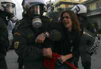 Al menos 200 personas han sido detenidas en los cuatro días de protestas que se han extendido en unas diez ciudades de Grecia a raíz del asesinato de un adolescente durante una riña con la policía. La imagen, ayer en Atenas tras el funeral del joven ultimado