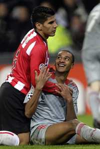 El mexicano Carlos Salcido, del holandés PSV, y David N’Gog, del Liverpool de Inglaterra, durante una jugada en partido de la Champions