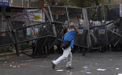 Encono de trabajadores frente a Bucareli