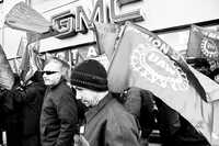 Trabajadores de una distribuidora de General Motors se manifestaron a las afueras de un establecimiento en Nueva York para exigir ayuda federal a la industria automotriz