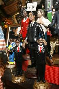Figuras de arcilla del presidente electo estadunidense y su esposa Michelle, elaboradas por artesanos italianos, son exhibidas en una tienda de artículos para adornos navideños de la ciudad de Nápoles