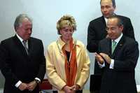 El presidente Felipe Calderón entregó en Los Pinos la medalla Summa Cum Laude a Alejandro Martí (en la imagen, con su esposa), como un reconocimiento post mortem a su hijo, Fernando Martí Haik