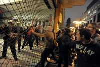 Jóvenes protestan a las puertas del Ministerio del Interior griego al continuar la ola de violencia desatada hace ya casi una semana