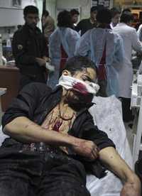Un iraquí herido en el ataque explosivo espera atención médica en el hospital de Sulaimaniyah