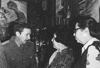 Con el revolucionario cubano Raúl Castro Ruz, en el despacho del general Lázaro Cárdenas del Río.
