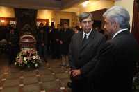 Andrés Manuel López Obrador platica con el ingeniero Cárdenas durante los funerales realizados en Lomas de Chapultepec