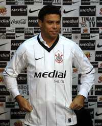 Ronaldo porta la camiseta del Corinthians, su nuevo equipo