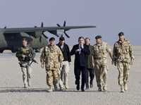 El gobernante británico llega a Camp Bastion para una visita sorpresa a los soldados de su país y reunirse con el presidente Hamid Karzai