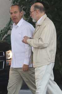 Felipe Calderón y su secretario particular, Luis Felipe Bravo, fueron captados el sábado pasado en el panteón Francés, durante una ceremonia en homenaje a Silvia Vargas Escalera