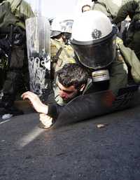 Varios estudiantes fueron aprehendidos ayer en Atenas durante los choques contra las fuerzas de seguridad