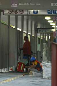 Últimos detalles en la estación Canal de San Juan, de la línea 2 del Metrobús