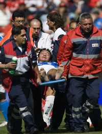 César Villaluz tuvo inmediata atención médica luego del golpe que recibió en la final del torneo ertura 2008