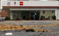 Ruinas de una distribuidora de Pontiac y camionetas de General Motors en Arlington, Massachusetts