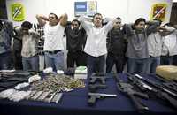 Sedena presentó a 13 sujetos que arrestó en Nuevo León, a quienes decomisó armas y drogas