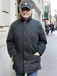 El inversionista Bernard Madoff, acusado de un gigantesco fraude, camina hacia su departamento, el miércoles pasado en Nueva York
