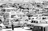 Propietarios de autos chocolates forman filas para recibir holograma, placas metálicas y tarjetón, en terrenos de la ex hacienda de Samalayuca, en el kilómetro 29 de la carretera Panamericana. Imagen de archivo