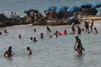 Un grupo de bañistas se divierte en playa Papagayo, en Acapulco, Guerrero. Según activistas y trabajadores del organismo municipal de agua potable, esta bahía recibe cientos de litros de aguas negras cada segundo, debido a que no se han ejercido los recursos anunciados para dar mantenimiento a la infraestructura hidráulica