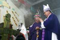 Samuel Ruiz García, ex obispo de San Cristóbal (izquierda), y su sucesor, Felipe Arizmendi Esquivel, durante una oración frente a la tumba colectiva donde se encuentran los cadáveres de los 45 indígenas de la organizacion civil Las Abejas asesinados por grupos paramilitares el 22 de diciembre de 1997