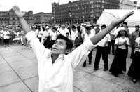 El cristianismo, entre las confesiones que más han crecido en México en años recientes. En la imagen, un acto musical de esa congregación en el Zócalo del Distrito Federal que se llevó a cabo en abril de 2001