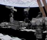 En esta imagen de televisión de la NASA se observa la Estación Espacial Internacional en su órbita en torno a la Tierra. El programa de vuelos de la agencia enfrenta seria amenaza