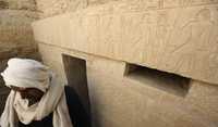 Arqueólogos egipcios descubrieron las tumbas de dos funcionarios de la corte en un cementerio de más de 4 mil años de antigüedad. Los arqueólogos señalan que la extensión de esta necrópolis podría ser mucho más amplia de lo que se había calculado