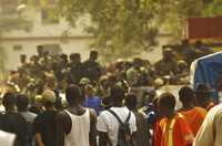 Guineanos observan a tropas del ejército que patrullan las calles de la capital del país africano después de la fallecimiento del mandatario