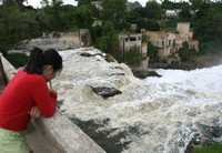 Una niña observa la cascada del río Santiago, que divide los municipios de El Salto y Juanacatlán, en Jalisco. En febrero un menor falleció luego de haber caído a la corriente, contaminada con arsénico, cianuro y mercurio