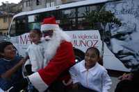 La llegada de Santaclós animó a los niños que asistieron a la cena de Nochebuena organizada por autoridades de la delegación Álvaro Obregón