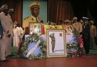 Altos oficiales militares guineanos participan en las ceremonias fúnebres del fallecido gobernante de facto realizadas en el Palacio del Pueblo de Conakry, sede del Legislativo