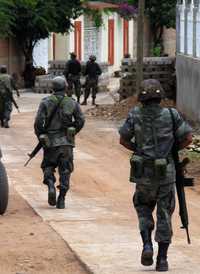Patrullaje de efectivos del Ejército Mexicano, ayer en una población del estado de Guerrero