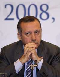 El primer ministro turco Recep Tayyip Erdogan, este mes durante una reunión con empresarios en Estambul. El ejército de Turquía se opone a una campaña de intelectuales de ese país que quieren lanzar una disculpa abierta en Internet por la matanza de armenios causada por el imperio otomano durante la Primera Guerra Mundial. El jefe de gobierno se opone a esta acción, que ya ha recibido el apoyo de 14 mil de sus compatriotas