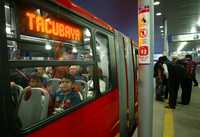 Ayer comenzó a aplicar el aumento a la tarifa del Metrobús que anunció la semana pasada el Gobierno del Distrito Federal, ante la irritación de los pasajeros. El costo pasó de 4.50 a 5 pesos por viaje